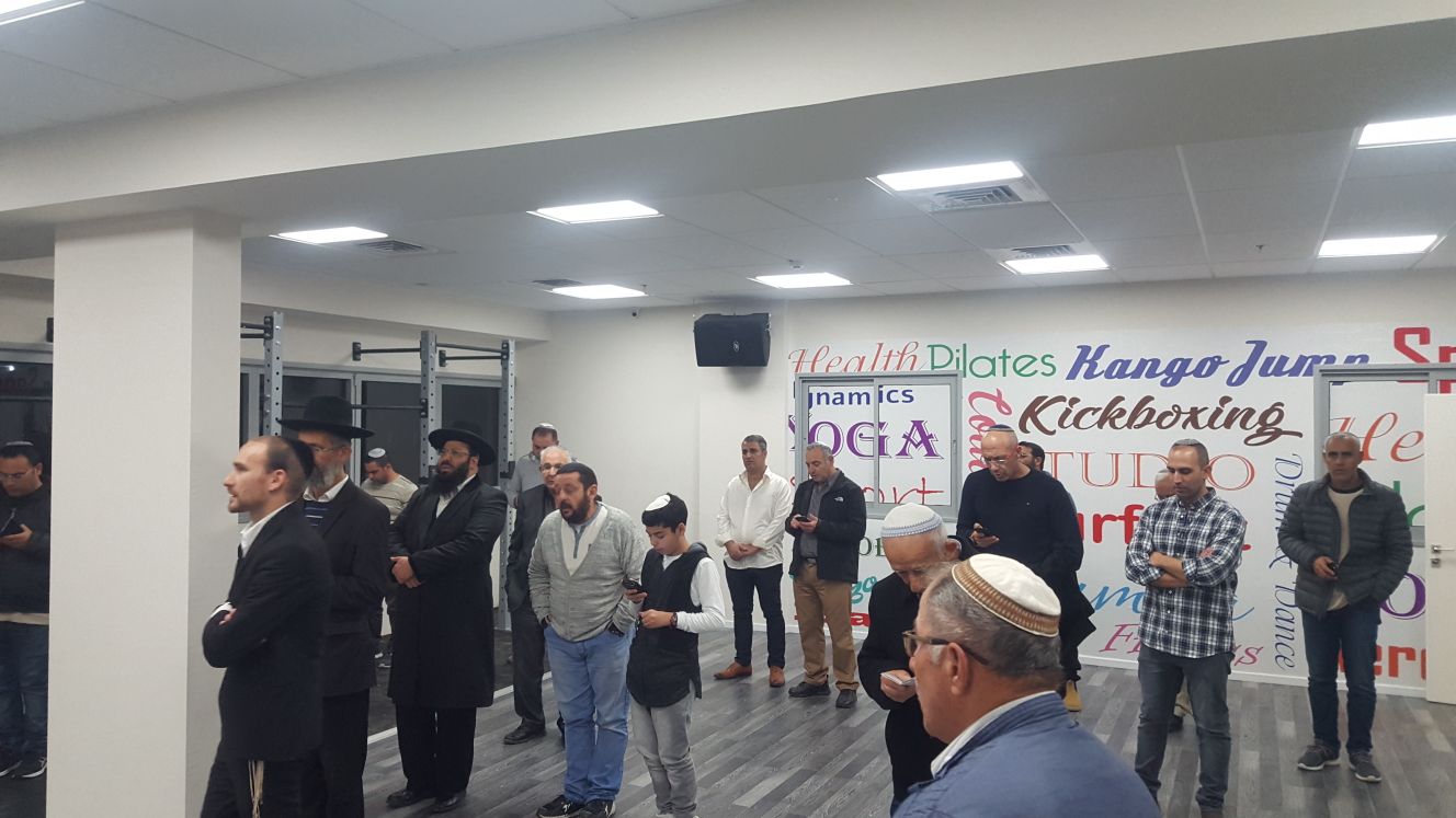 הקהל והרב נושאים תפילה להצלחת המקום (צילום: יח''צ)